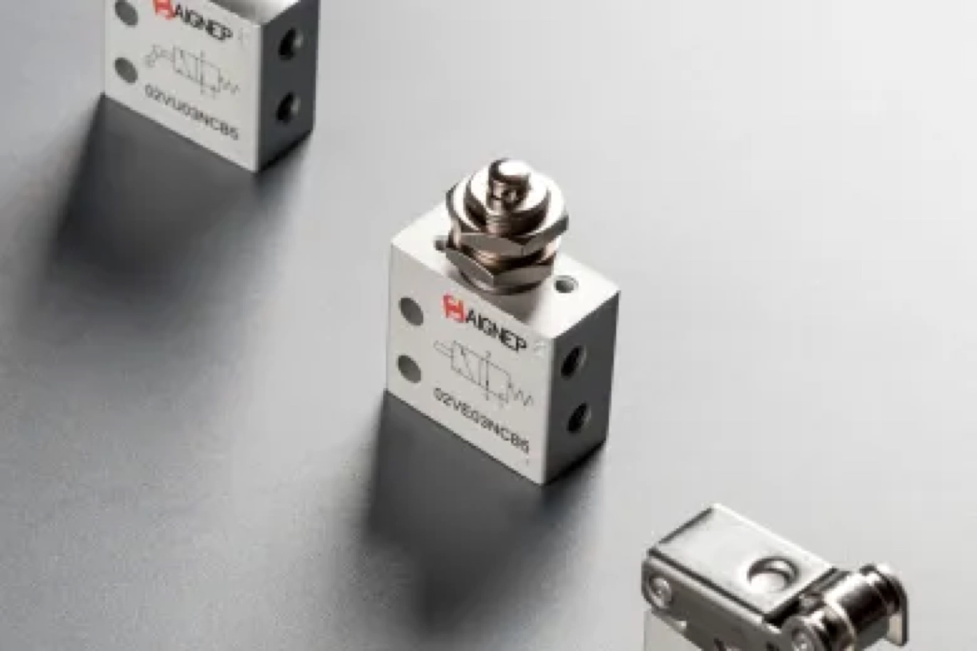 Aignep Distribuitoare pneumatice manuale/mecanice seria 02V
